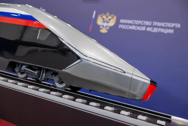 Макет поезда ВСМ на выставке в рамках первого Международного транспортно-логистического форума в Санкт-Петербурге в КВЦ «Экспофорум» | Источник: Алексей Смагин / ТАСС