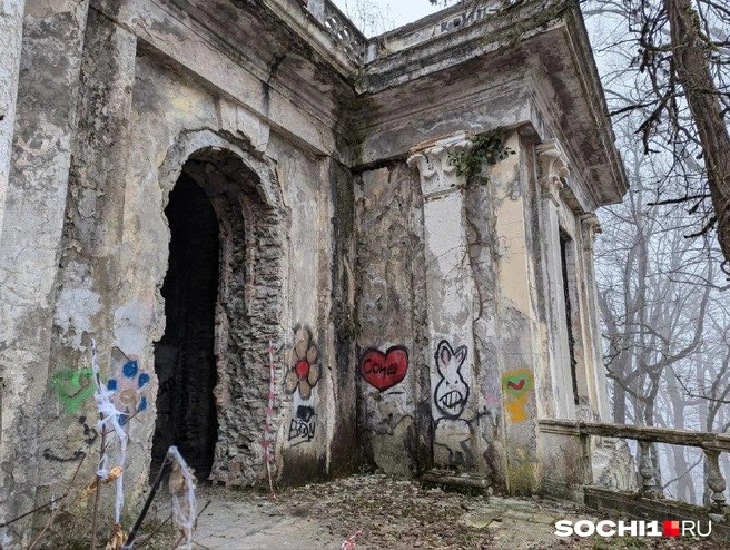 Жизнь величественного здания продолжается, но сменились декорации | Источник: Оксана Витязь / SOCHI1.RU