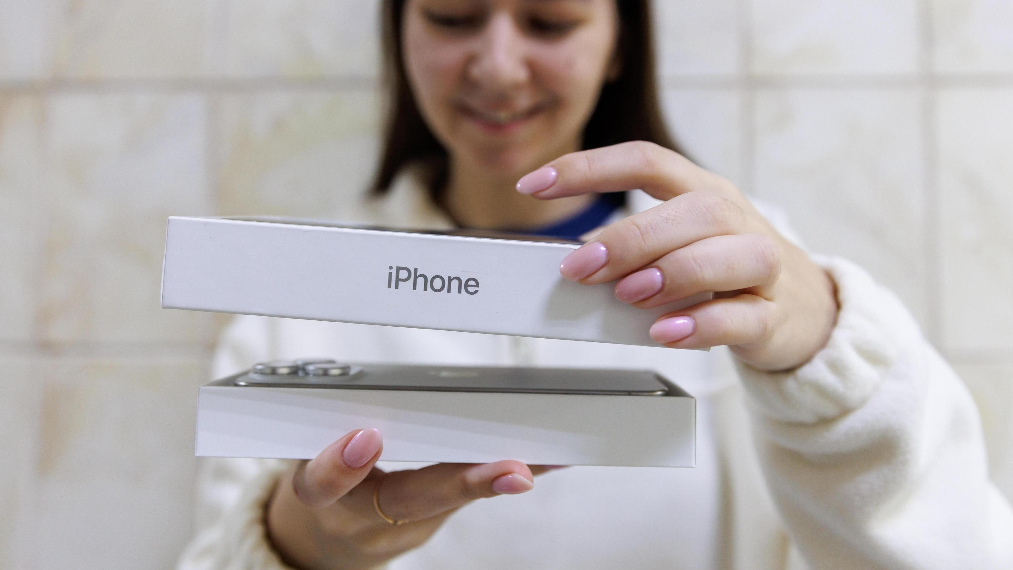 Появятся русские Armani и Apple? Что из любимых товаров останется в магазинах после урезания параллельного импорта