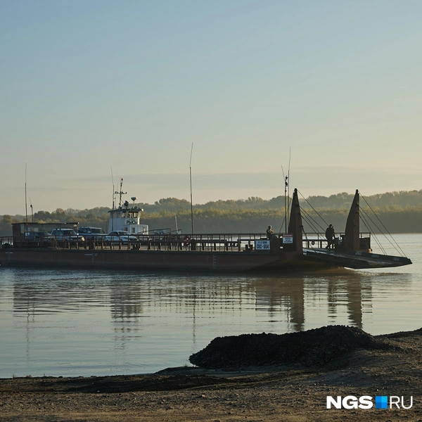 Между городом и пристанью на правом берегу курсируют два парома. Каждый делает в день по 8 рейсов: отвозит пассажиров на правый берег, а потом возвращается назад | Источник: Александр Ощепков / NGS.ru