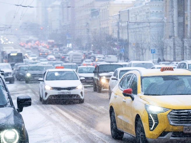 По словам автора, Ростов-на-Дону напоминает густой, никогда не засыпающий улей из-за своего энергичного темпа жизни. | Источник: Евгений Вдовин / 161.RU