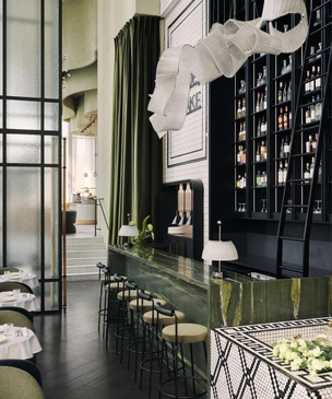 Книги до потолка и ванна для шампанского: ресторан Grande Bibliotheca в Москве