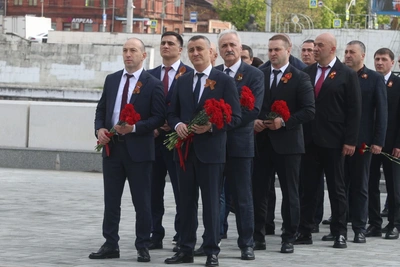 Возложение цветов к памятнику дважды Героя СССР Иссы Плиева