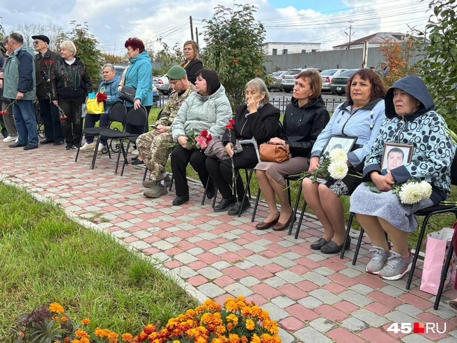На открытие стеллы пришли родственники, погибших сотрудников ФСИН | Источник: Кирилл Митин / 45.RU