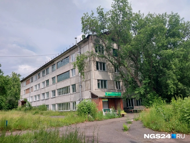 Это главный корпус санотория и единственное бетонное здание | Источник: NGS24.RU