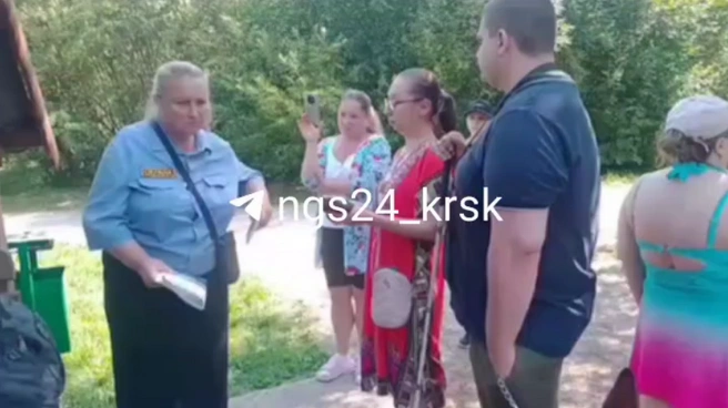 Охранница заявила, что собаки-проводники должны быть в намордниках и на привязи | Источник: Александр Лукке