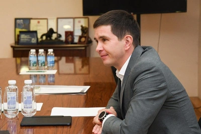 Чиновник из Казани застрял в лифте в канун Нового года