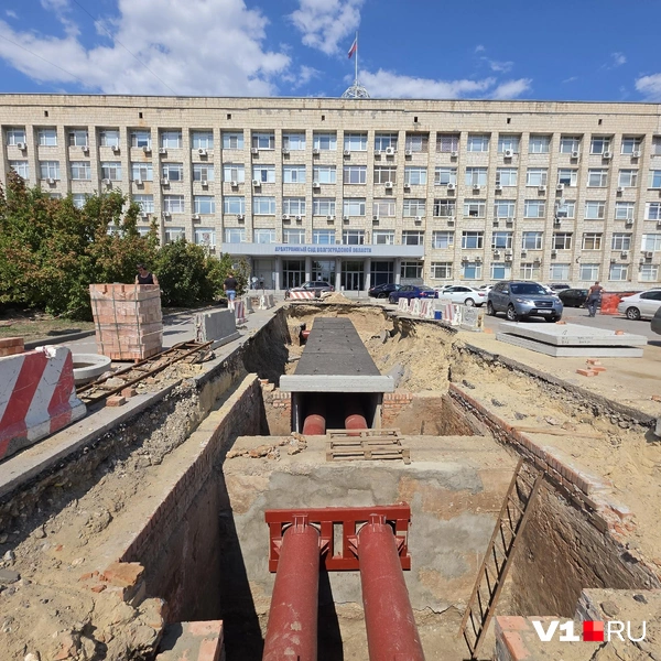 Таким видом горожане наслаждаются уже несколько месяцев | Источник: Константин Завриков / V1.RU