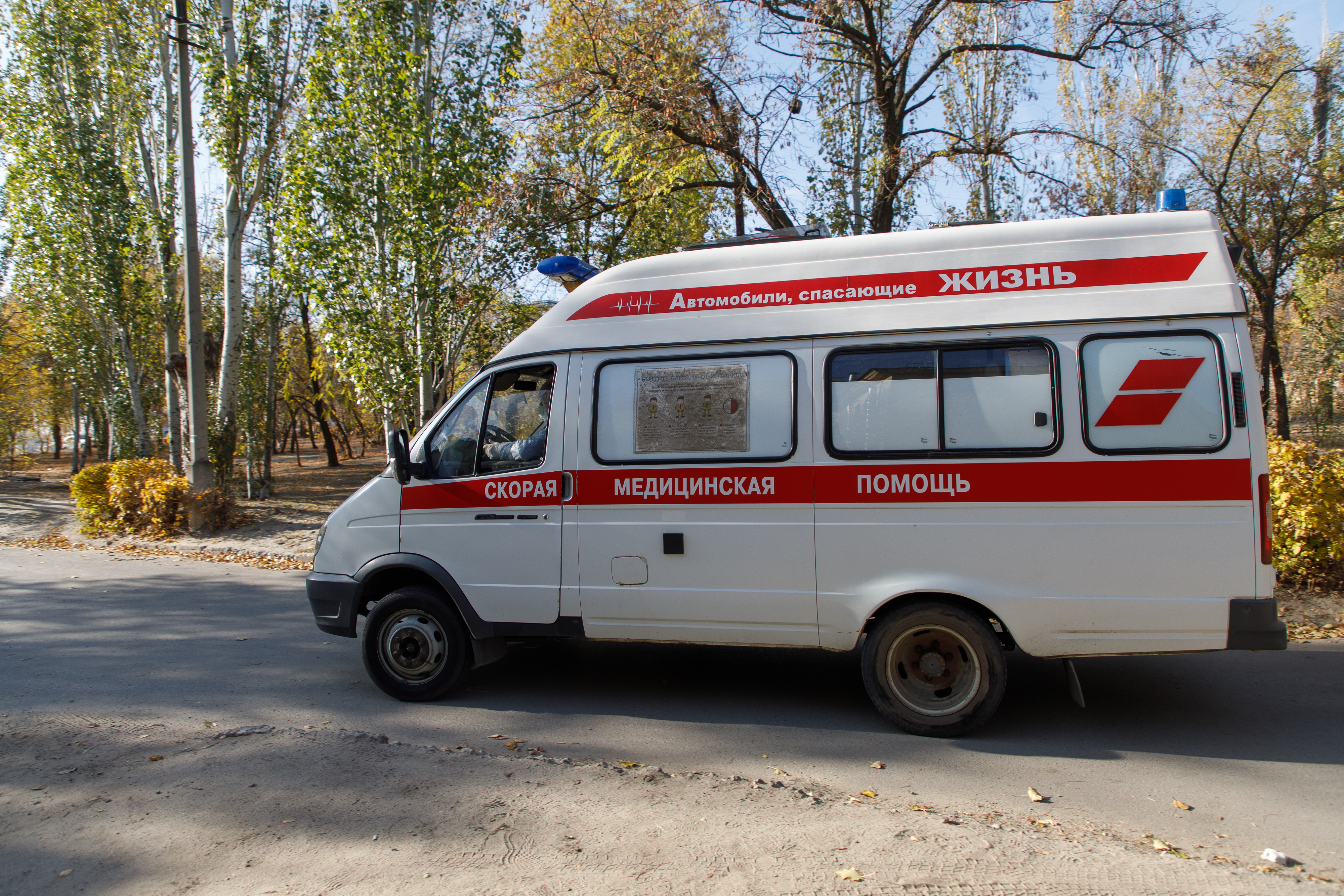 Под Волгоградом у щита с пожеланиями доброй дороги столкнулись фура и седан, четверо раненых