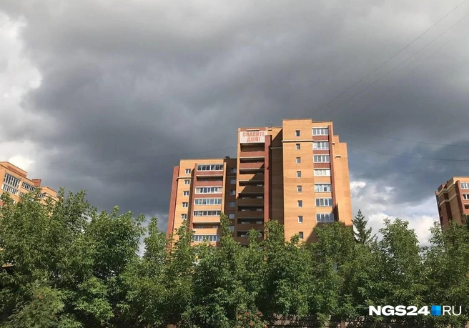 Странно видеть такое на новом доме в динамично-развивающемся городе | Источник: Дмитрий Мамаев / NGS24.RU