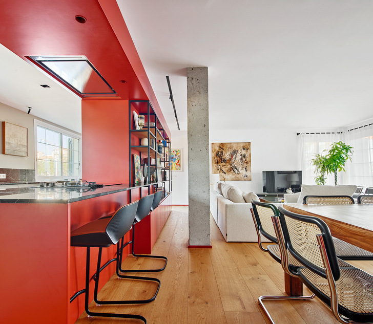 Яркие апартаменты с красными акцентами на Майорке