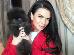 Катя Жужа поделилась фото без фотошопа, на котором видна ее главная «фишка»