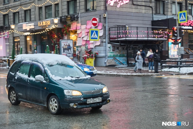 Машины ночью накрыло снежными «шапками» | Источник: Александр Ощепков / NGS.RU