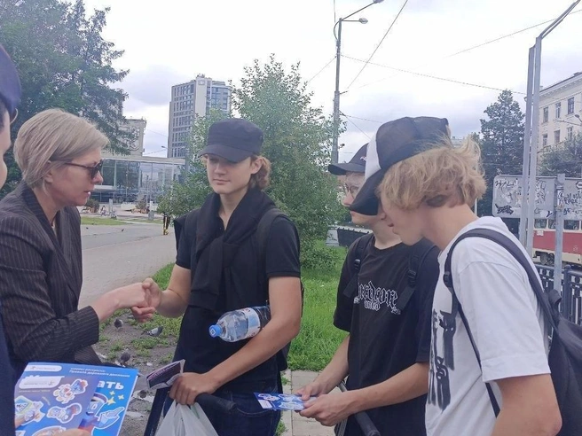 Уполномоченная по правам ребенка Татьяна Титова похвалила юных самокатчиков, которые спешились перед зеброй. | Источник: Мария Берендт / E1.RU