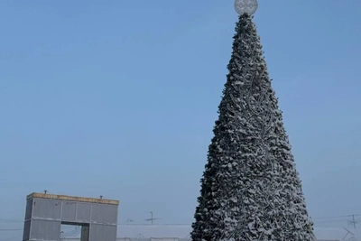 На площади Орджоникидзе в Якутске снимают елку