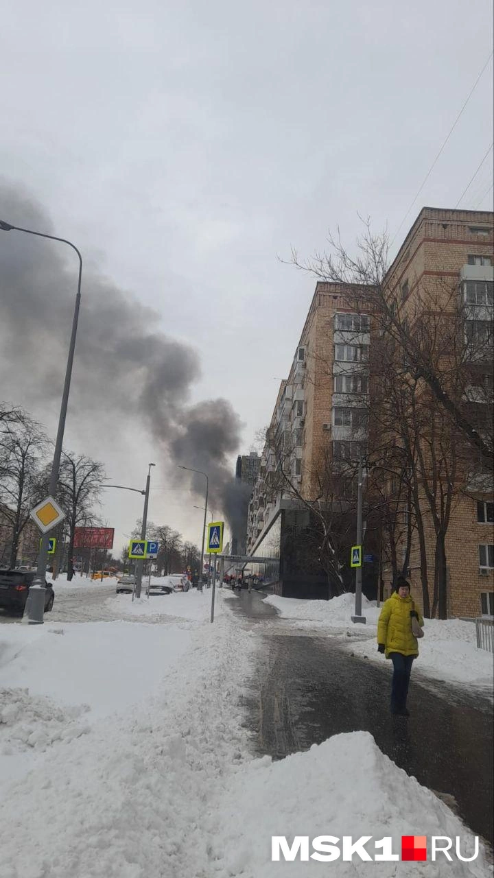 На юго-западе Москвы загорелся двухэтажный офис: видео, фото, подробности, что  горит на Ленинском проспекте - 19 января 2024 - МСК1.ру