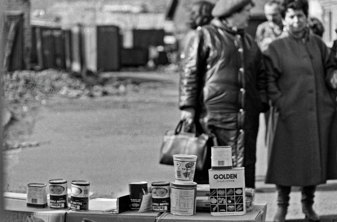 Разгрузка «коробок милосердия» от японцев в 1992 году | Источник: Евгений Епанчинцев