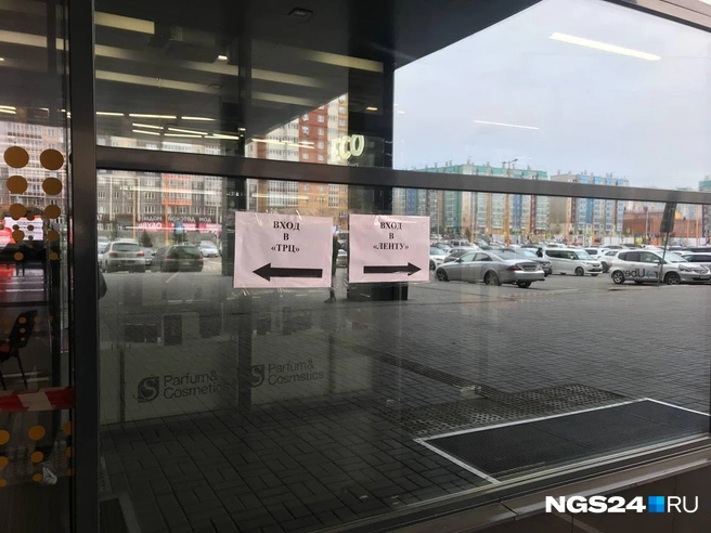 Хотя потоки посетителей продуктового гипермаркета и ТРЦ здесь попытались развести | Источник: Татьяна Стриганова / NGS24.RU