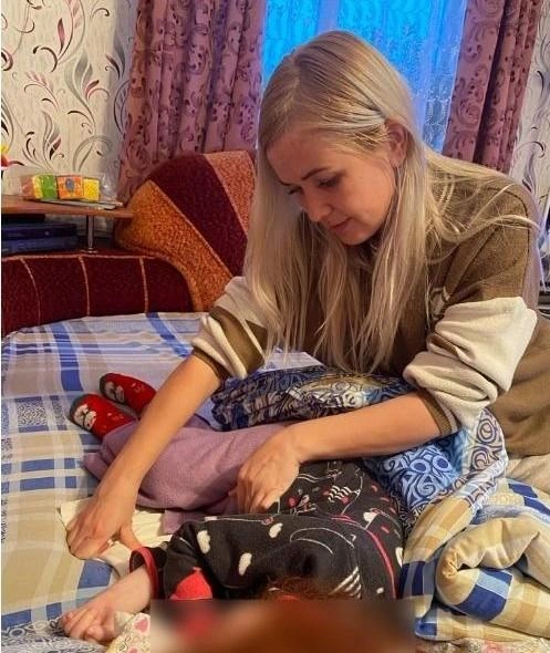 Показывает родителям, как ухаживать за детьми | Источник: архив Дарьи Тарасовой