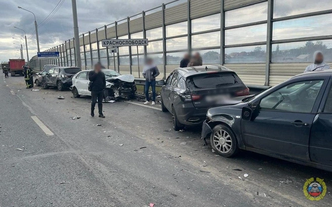 Автомобили оказались прижаты к обочине | Источник: Госавтоинспекция Волгоградской области