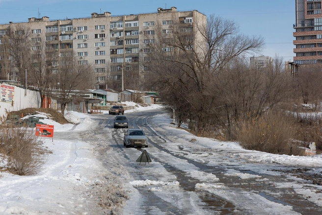 Водители упорно едут к перекрытому мосту, мешая рабочим | Источник: Алексей Волхонский / V1.RU
