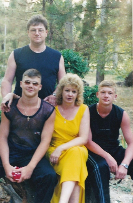 Алеша (сидит слева) вместе с родителями и братом Васей | Источник: личный архив Алексея Гончарова