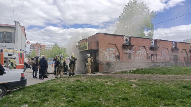 Пожарные уже приехали к месту возгорания | Источник: читатель E1.RU