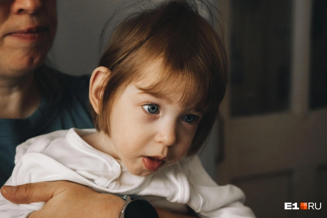 В ангельских глазах Тони отражается целый мир. Врачи не верили, что девочка выживет, но она доказала обратное | Источник: Кирилл Кушнов / E1.RU