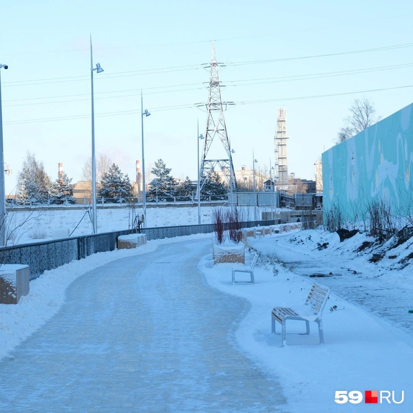 И в такую погоду некоторые смельчаки выходят на пробежку | Источник: Тимофей Калмаков / 59.RU