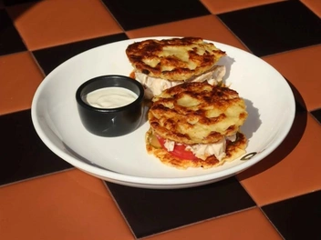 драник-бургер с цыпой | Источник: tsipa_tsip / instagram (экстремистская организация, деятельность запрещена на территории РФ)