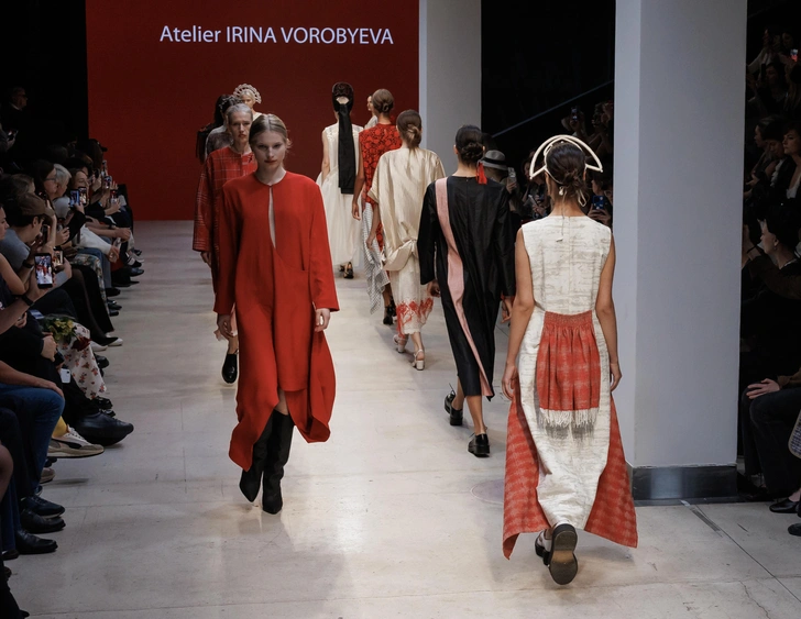 Atelier Irina Vorobyeva (Москва) представила коллекцию, посвященную народному костюму. Для дизайнера это не просто источник вдохновения: ее ключевая миссия дать традиционным нарядам новую жизнь и органично вписать их в современный гардероб. Коллекцию дополнили рушниковые орнаменты, традиционные головные уборы кокошники самых разных форм и вязаные платки | Источник: пресс-служба