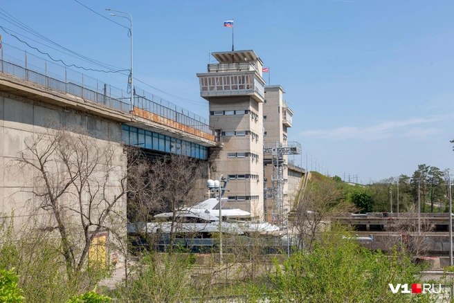 Роскошное судно прошло через шлюзы Волжской ГЭС | Источник: Константин Завриков / V1.RU