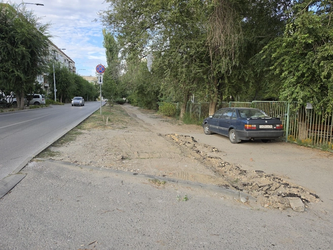 Новое покрытие тротуара появится после завершения работ на водоводе | Источник: Константин Завриков / V1.RU