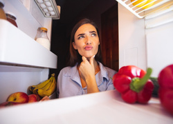 Эти продукты нельзя хранить в холодильнике: помидоры, сливы и еще 9 овощей и фруктов