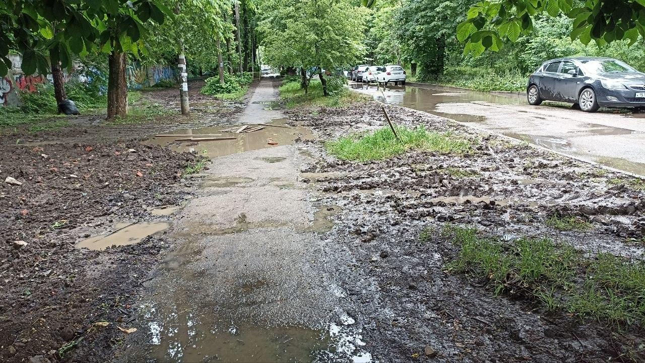 «Дойти до дома невозможно». Краснодарцы пожаловались на разрушенный тротуар на улице Московской