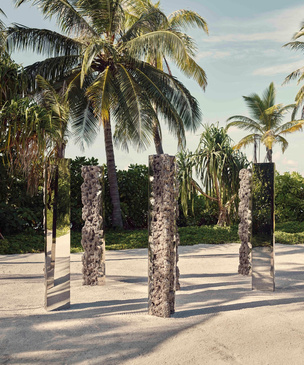 В отеле Patina Maldives появилась серия инсталляций современных художников