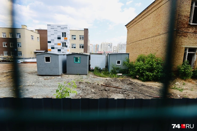 В каждом из трех корпусов слышны голоса, из строительных вагончиков туда-сюда снуют рабочие | Источник: Наталья Лапцевич