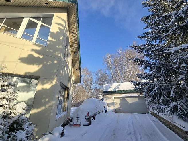 Самовольная постройка&nbsp;покойного мужа&nbsp;— гараж (на фото справа)&nbsp;— расположена на участке Ксении | Источник: Константин Ж.