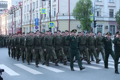 Репетиция парада Победы в Тюмени: сотни зрителей следят за ней