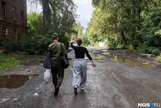 На территории бывшего Военного городка и сегодня можно встретить военных | Источник: Александр Ощепков / NGS.RU