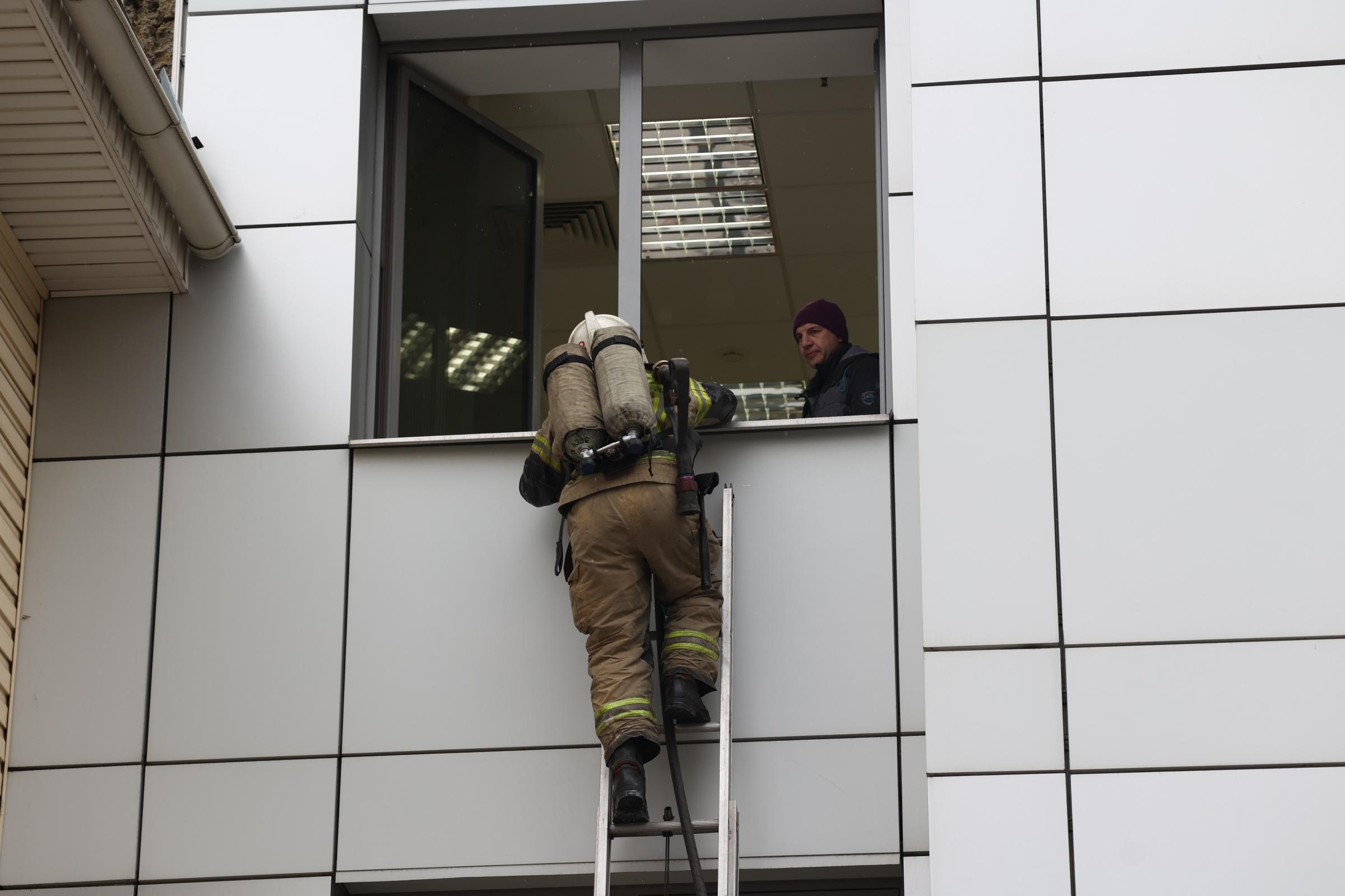 Из бизнес-центра в Екатеринбурге срочно эвакуируют людей через окна. Что произошло?