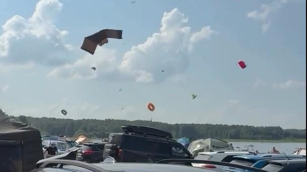 «Это начало торнадо!» Отдыхающих на озере в Челябинской области перепугал ураганный ветер (видео)