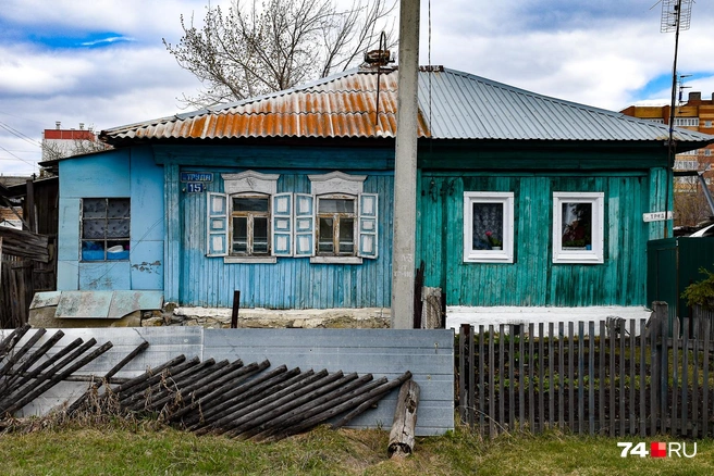 У Чебаркуля обширный частный сектор, и в нем идет большая «линька»: старые дома сносят, ставя на их место громадные особняки | Источник: Артем Краснов