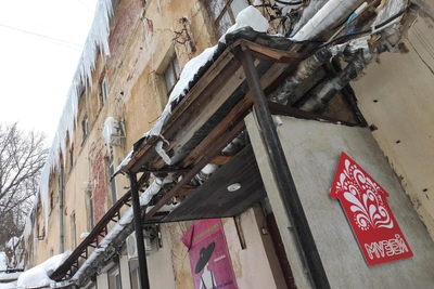 Наледь придавила шестерых школьников в центре Нижнего