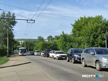 А очереди с двух улиц
