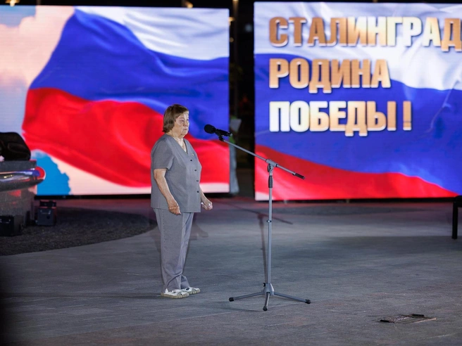 Почетный гражданин Волгограда поздравила горожан с открытием знаменитого фонтана | Источник: Алексей Волхонский / V1.RU