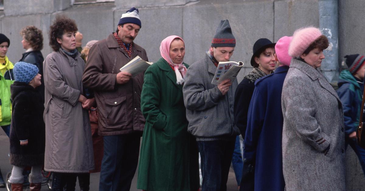 Начались 90. Питер Тернли Москва 1990. Питер Тернли 1987 в Москве. Очередь в 90-х. Советские люди в очередях.