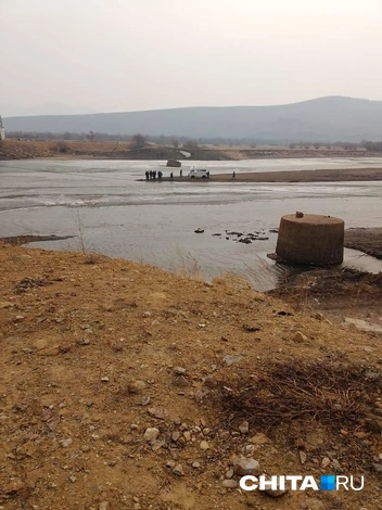 Женщину с ребенком сдуло с «танцующего» моста в Забайкалье — она погибла | Источник: очевидец