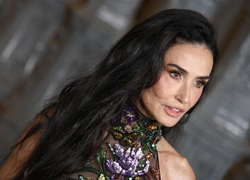 Самое красивое платье в новой истории Gucci — голое и цветочное, как у Деми Мур