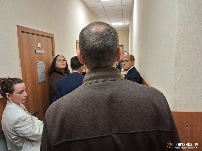 Обвиняемый по делу об обрушении на Большой Зелениной Александр Костылев в коридоре суда вместе с собственниками жилья в доме и их юристами | Источник: Анна Мотовилова / FONTANKA.RU